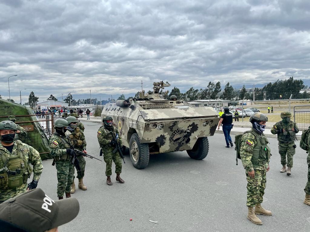 Militares a las afueras de la cárcel de Latacunga donde sucedió el último motín. (Foto: SNAI).