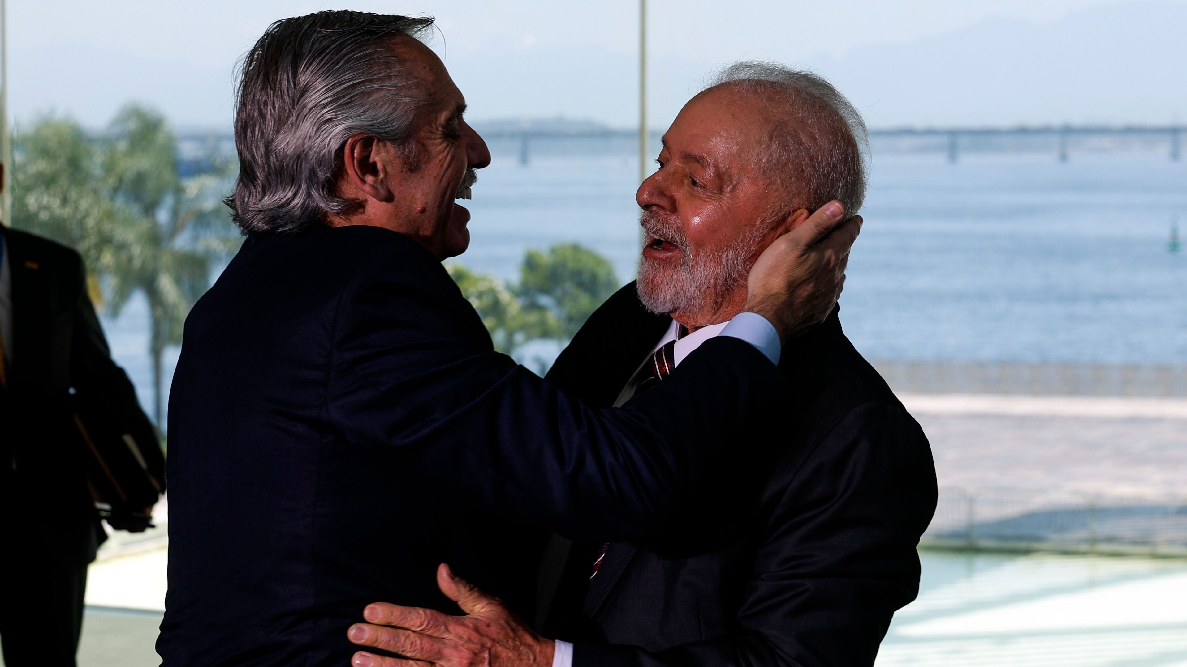 El presidente de Brasil, Luiz Inácio Lula da Silva (d), saluda al ex presidente argentino, Alberto Fernández, durante la LXIII Cumbre de Jefes de Estado del Mercosur, en Río de Janeiro (EFE/ Antonio Lacerda)
