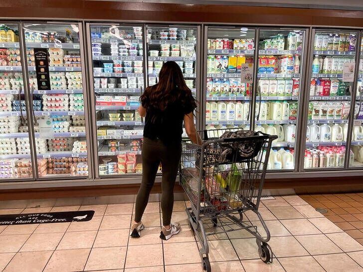 Una mujer compra en un supermercado mientras la creciente inflación afecta a los precios al consumidor. REUTERS/Lucy Nicholson/Archivo