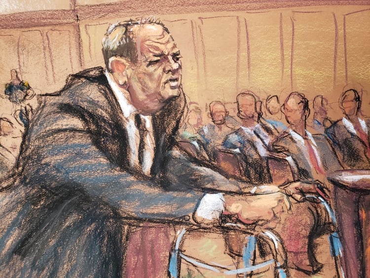 El productor de cine Harvey Weinstein se apoya en su andador en la Corte Penal el primer día de su juicio por agresión sexual en el distrito de Manhattan de la ciudad de Nueva York. (REUTERS / Jane Rosenberg)