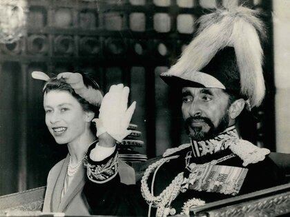 Con la reina Isabel II durante su visita a Gran Bretaña (Keystone Pictures USA/Shutterstock)