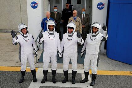 Los miembros de la tripulación del cohete SpaceX Falcon 9, el comandante Mike Hopkins, Victor Glover, Shannon Walker y el astronauta japonés Soichi Noguchi (REUTERS/Joe Skipper)