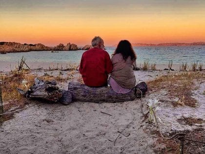 Mauro Morandi mirando el atardecer en la isla de Budelli. (Facebook)