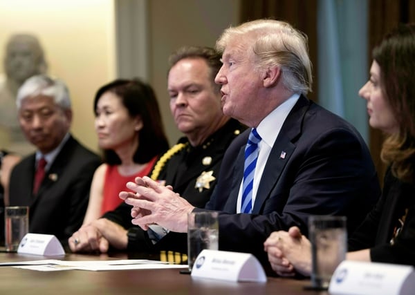 La mesa redonda en la Casa Blanca estuvo rodeada por políticos que adhieren a una mano más dura para los temas migratorios (AFP)