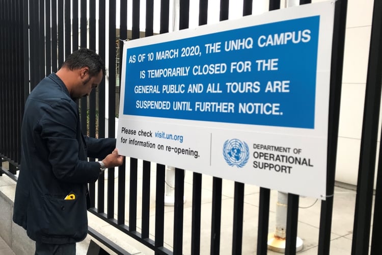 Colocación de un aviso sobre el cierre de los tours en la sede de la ONU en Nueva York (Reuters)