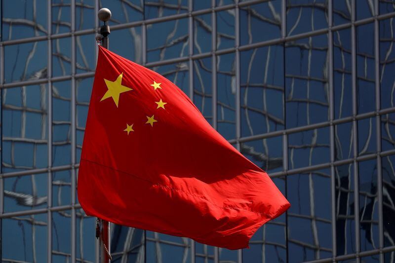 FOTO DE ARCHIVO: La bandera nacional china se ve en Pekín, China, 29 de abril de 2020. REUTERS/Thomas Peter