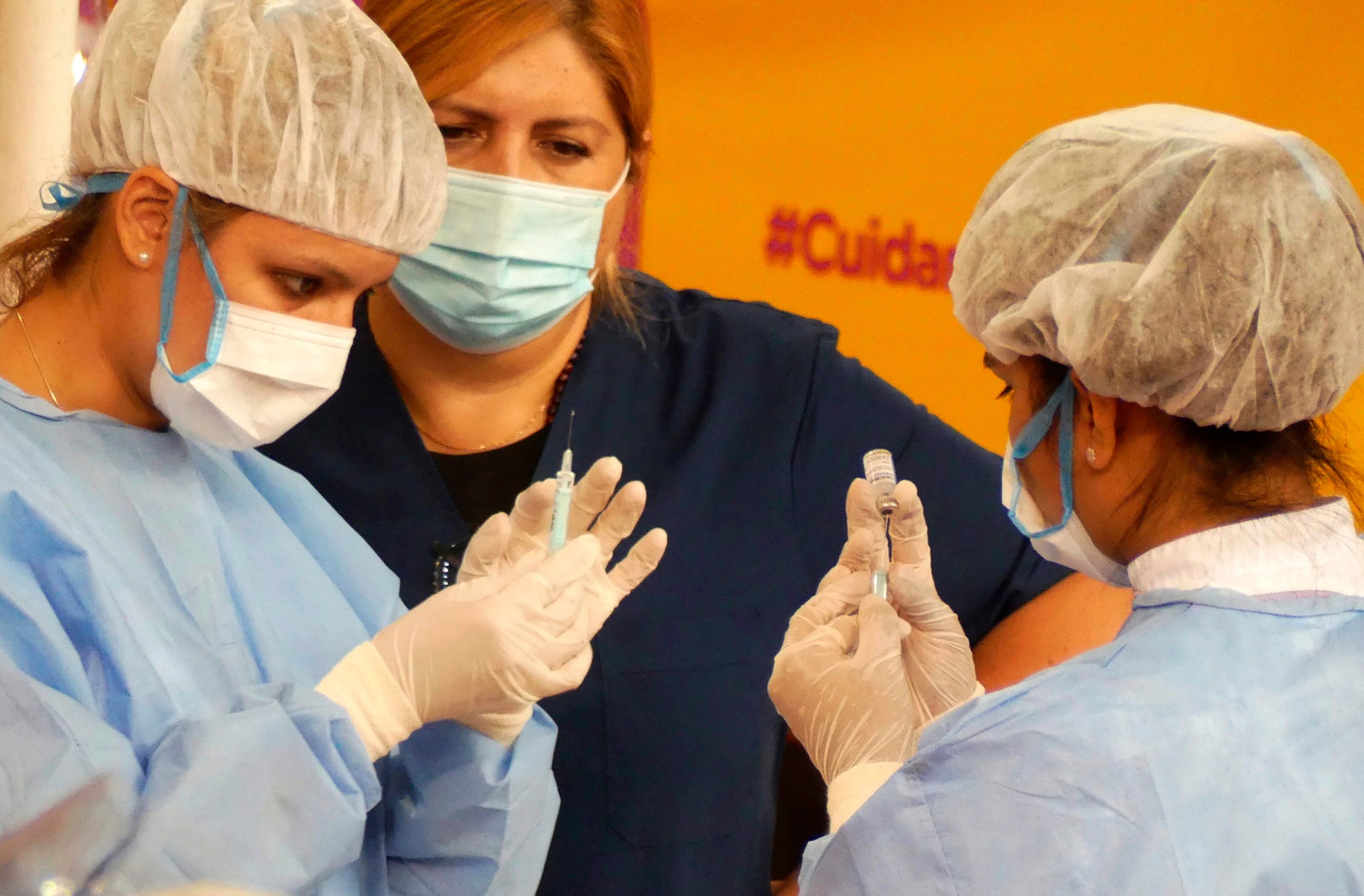 Enfermeras preparan una dosis de Sputnik V para vacunar contra la covid-19 a trabajadores de la salud independientes, en el Estadio Monumental de Núñez, en Buenos Aires (Argentina). EFE/ Enrique García Medina/Archivo 