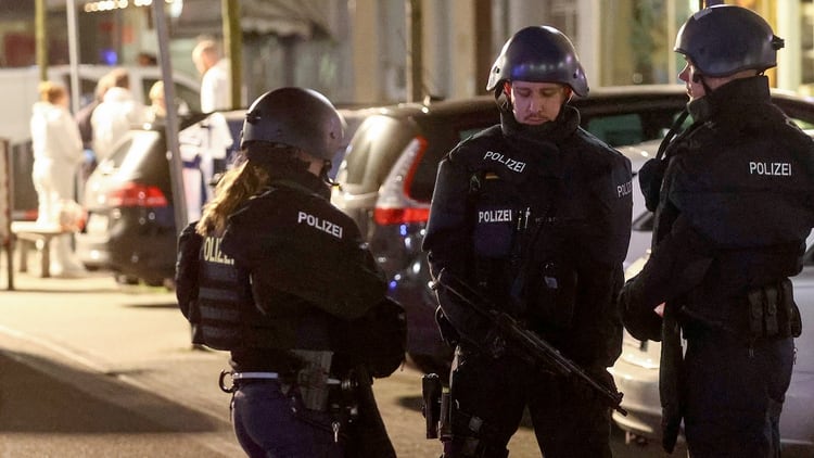 Policía acordona la zona tras un tiroteo en Hanau, Alemania (REUTERS/Kai Pfaffenbach)