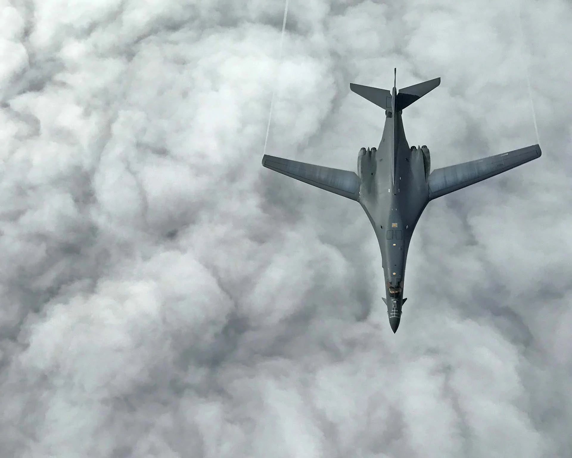 Uno de los dos aviones B-1B lanzador de bombas de las Fuerza Aérea estadounidense en la zona entre Kyushu, en Japón, el Mar Meridional de China y la Península de Corea