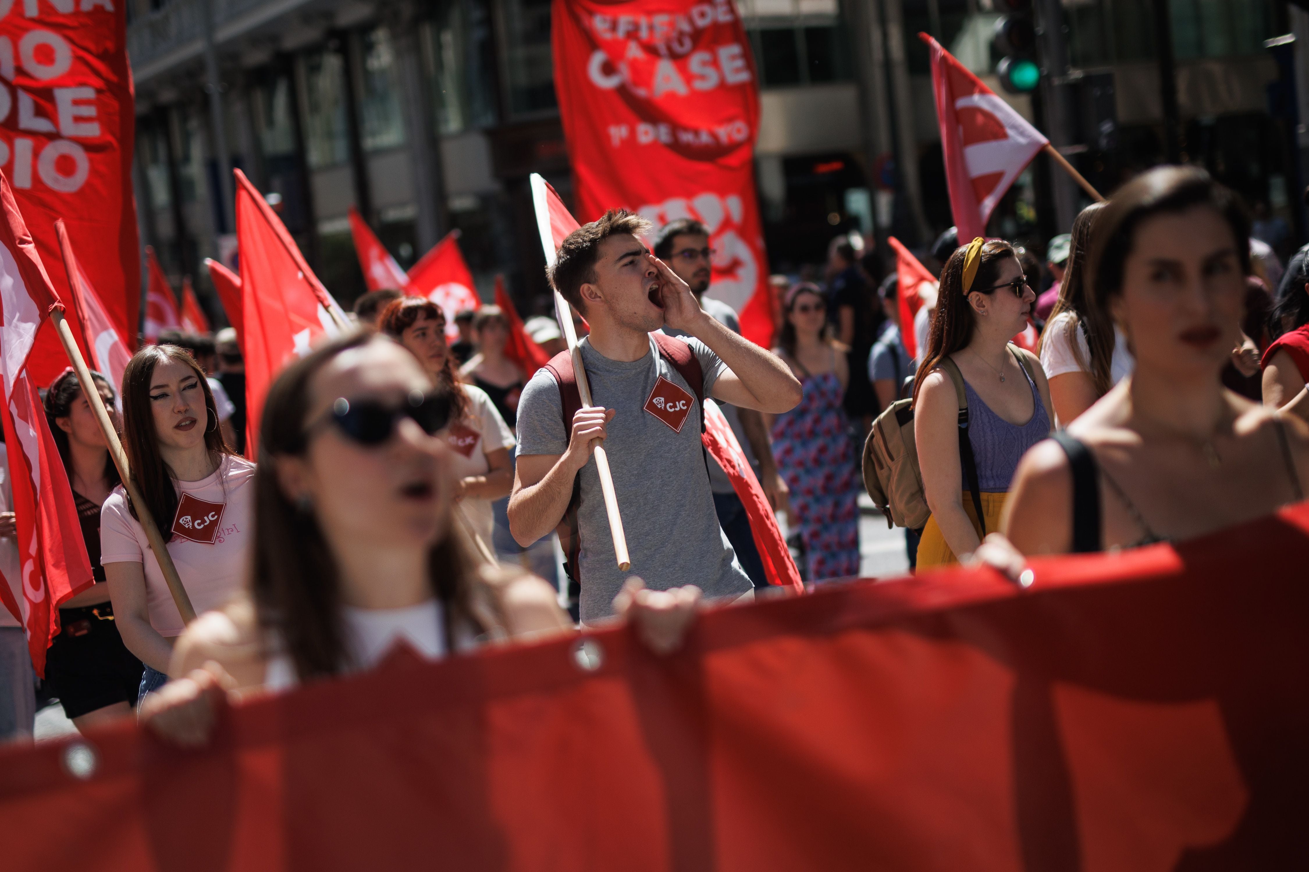 Manifestantes durante la marcha por el Día Internacional de los Trabajadores, a 1 de mayo de 2023, en Madrid. (Alejandro Martínez Vélez / Europa Press)