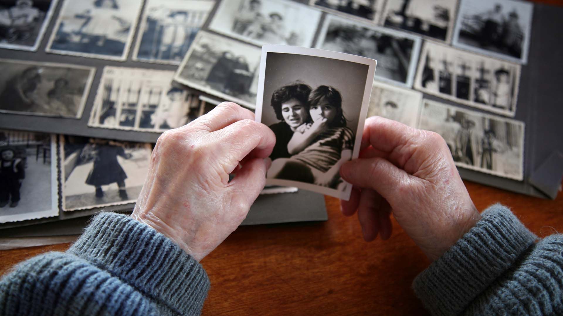 Una de las señales más evidentes del Alzheimer avanzado es el olvido de rostros conocidos. Los familiares y amigos se desdibujan y los afectados empiezan a tener dificultad para saber quiénes son las personas a su alrededor