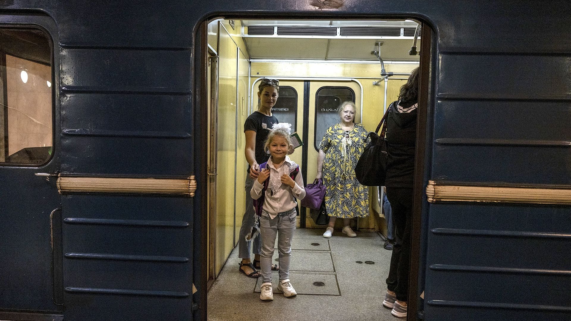 Ira Kravchenko, de 36 años, y su hija Nicole, de 6, mientras esperan en un tren tras el primer día de clases   (Fotografía de Heidi Levine para The Washington Post)