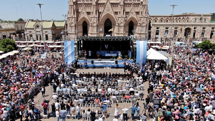 Centenares de personas presenciaron la misa protagonizada por Mauricio Macri y Alberto Fernández (Thomas Khazki)