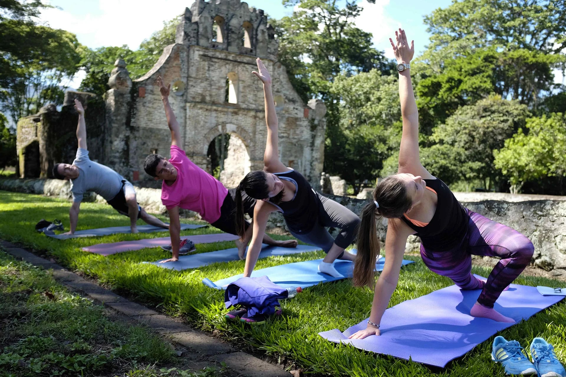 Varias personas que practican yoga en las inmediaciones de las ruinas de Ujarras, en la provincia de Cartago, Costa Rica (EFE)