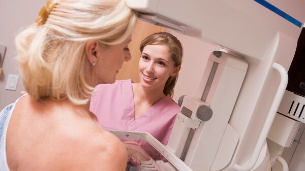 Desde la SAM recomiendan una mamografía de base entre los 35 y los 37 años en pacientes sin antecedentes familiares (Getty)