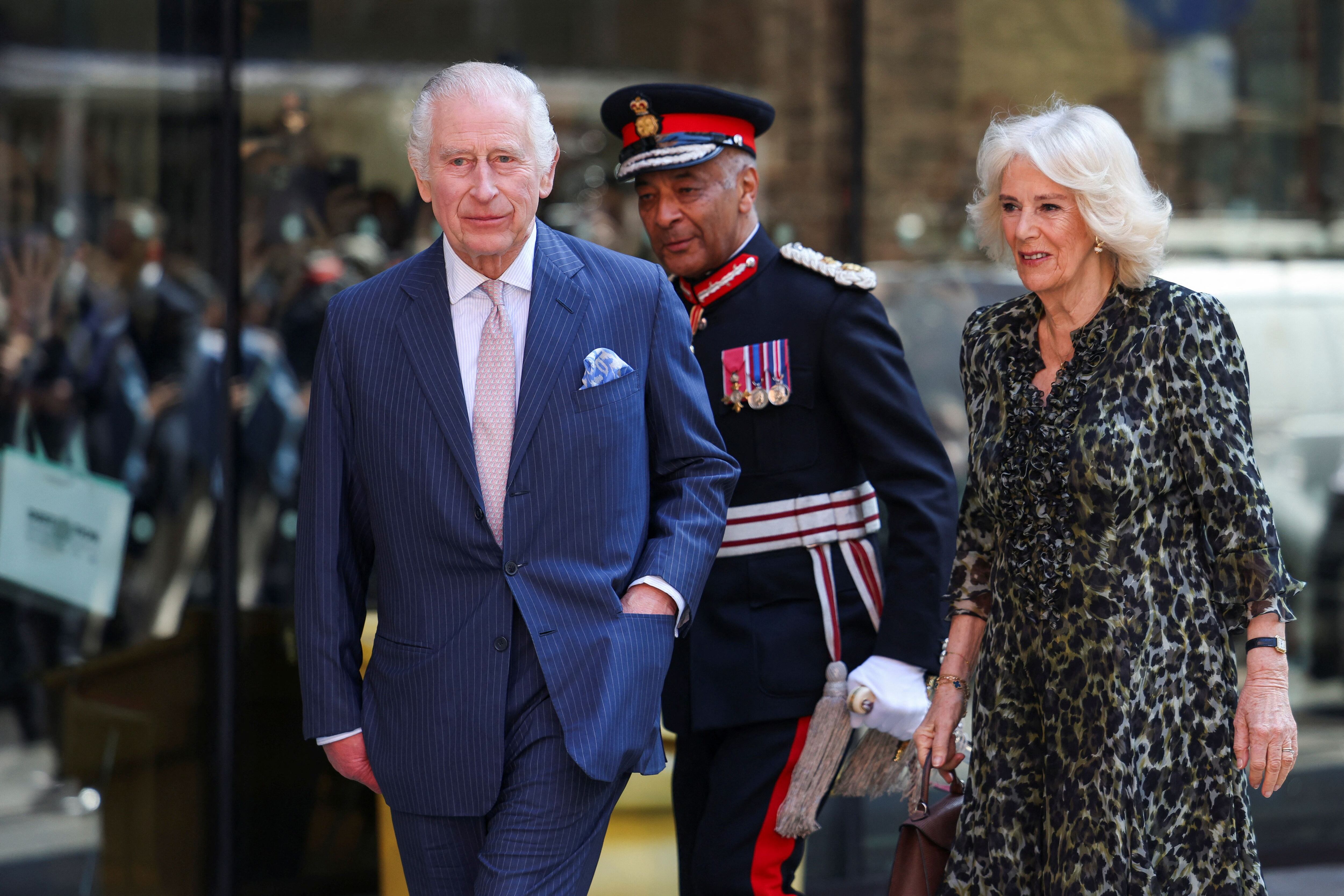 El rey Carlos y la reina Camilla de Gran Bretaña caminan mientras visitan el Centro de Cáncer Macmillan del University College Hospital en Londres, Gran Bretaña, el 30 de abril de 2024. REUTERS/Hollie Adams