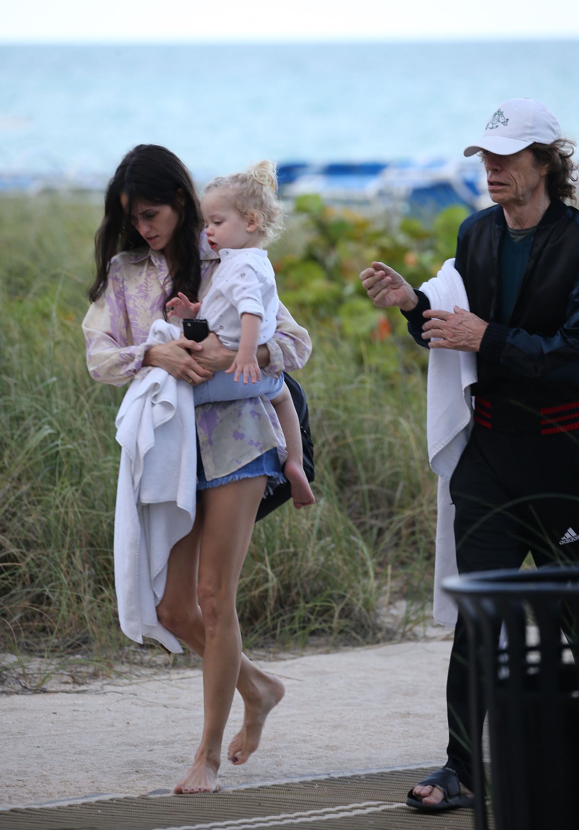 Melanie Hamrick, Mick Jagger y el hijo de ambos, Deveraux, en Miami (The Grosby Group)