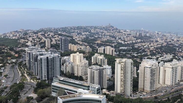 El centro de Haifa, visto desde el complejo universitario