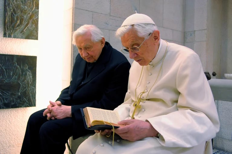 El papa Benedicto XVI jtunto a su hermano, también sacerdote, Georg Ratzinger, en su capilla privada en el Vaticano (abr 