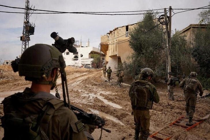 Soldados israelíes avanzan por Jan Yunis, en la Franja de Gaza