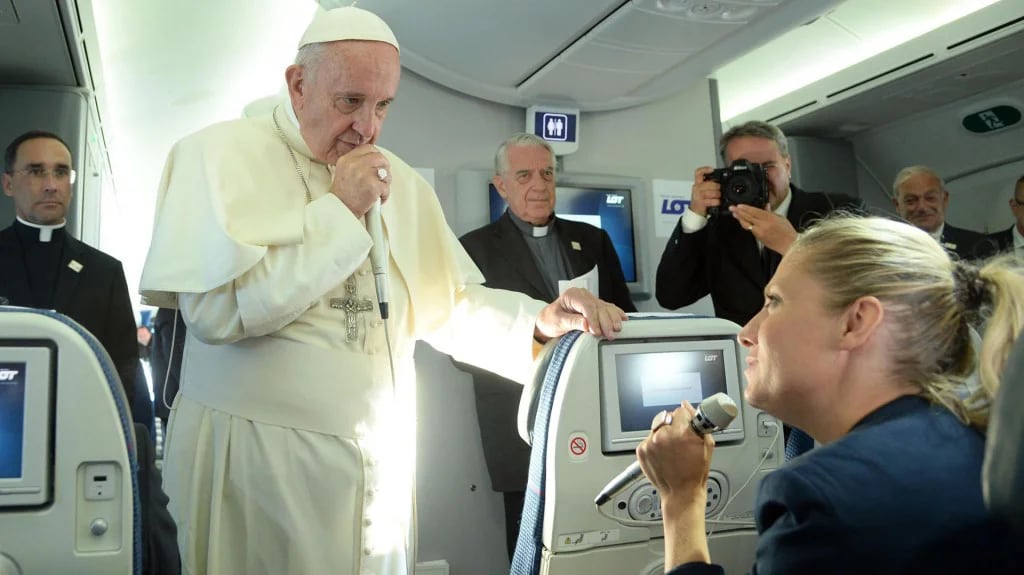 Francisco habla con periodistas en el vuelo a Roma (EFE)