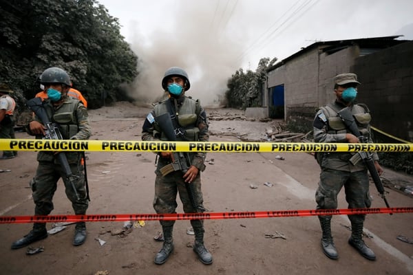 Soldados resguardan las zonas restringidas en Escuintla (Reuters)