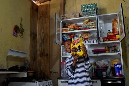 Miguel posa con las donaciones (REUTERS/Washington Alves)