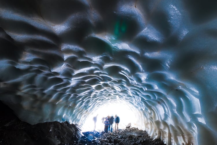 Los visitantes sólo pueden llegar hasta los túneles de hielo de este lugar con guías autorizados, contratando excursiones que insumen unas seis horas y que están calificadas como de dificultad media (Secretaría de Turismo y Producción de Esquel)