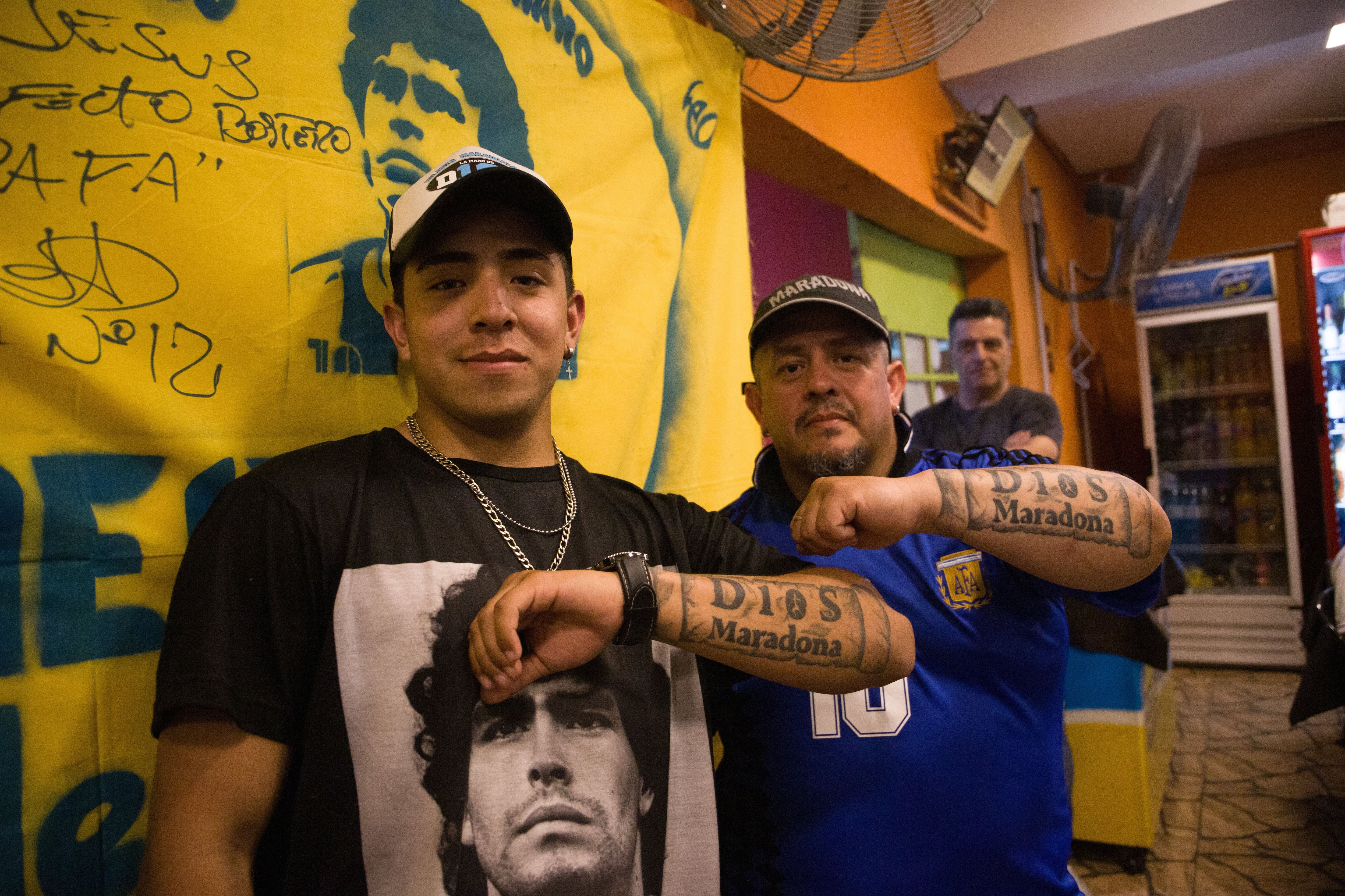 Guille y Maxi lucen sus tatuajes del Diego