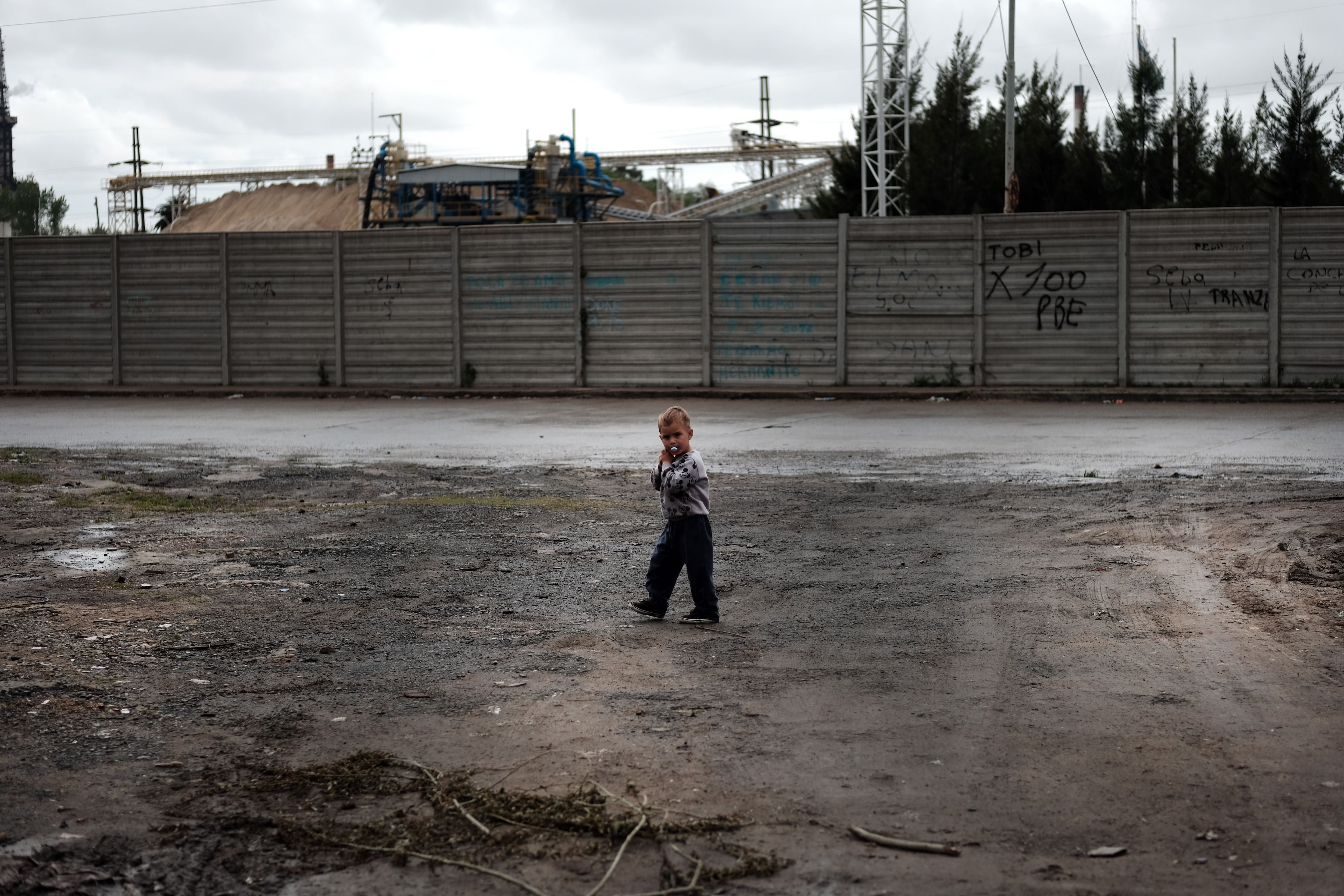 Un niño camina en un barrio empobrecido del conurbano (Imagen de archivo - Spencer Platt/Getty Images)