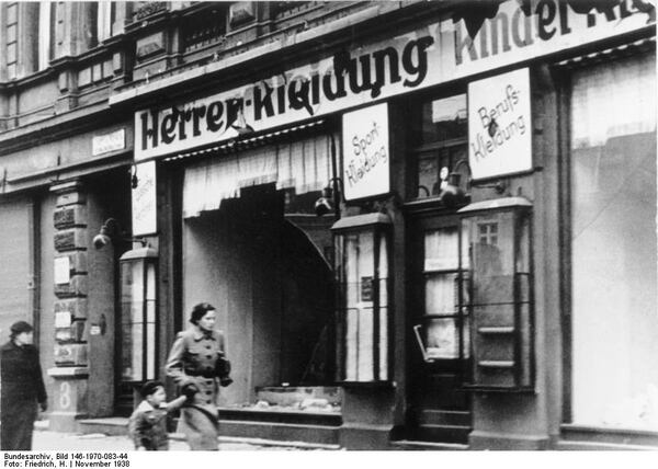 Una tienda de ciudadanos judíos destrozada durante la Noche de los Cristales Rotos en Magdeburg