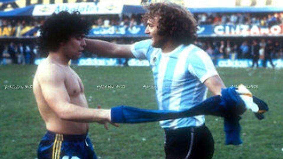 José Orlando Berta intercambió la camiseta de Racing con Diego Maradona, que jugaba en Boca Juniors (@MaradonaPics)