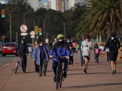 Varias personas pasean o montan bicicleta al aire libre en Uruguay, donde el gobierno ha logrado poner el coronavirus bajo control. Mayo, 2020. REUTERS/Mariana Greif