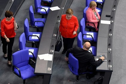 Angela Merkel y la ministra de Defensa Annegret Kramp-Karrenbauer abandonan el parlamento alemán REUTERS/Annegret Hilse