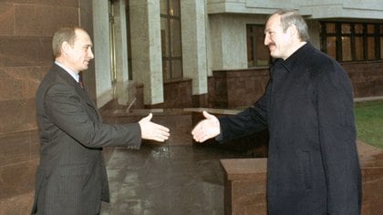 Putin recibe a Lukashenko en Moscú en una de sus primeras reuniones en noviembre de 2002. 