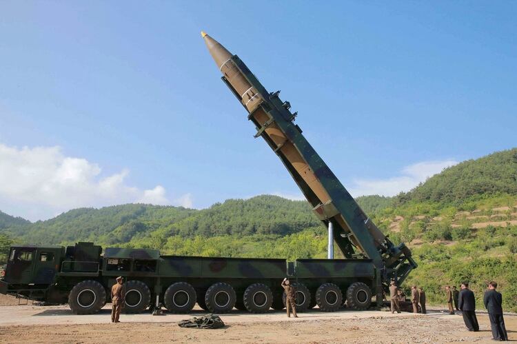 Kim Jong-un observa un Hwasong-14, misil balÃ­stico intercontinental con capacidad nuclear, en una foto propagandÃ­stica de 2017 (KCNA/AP)