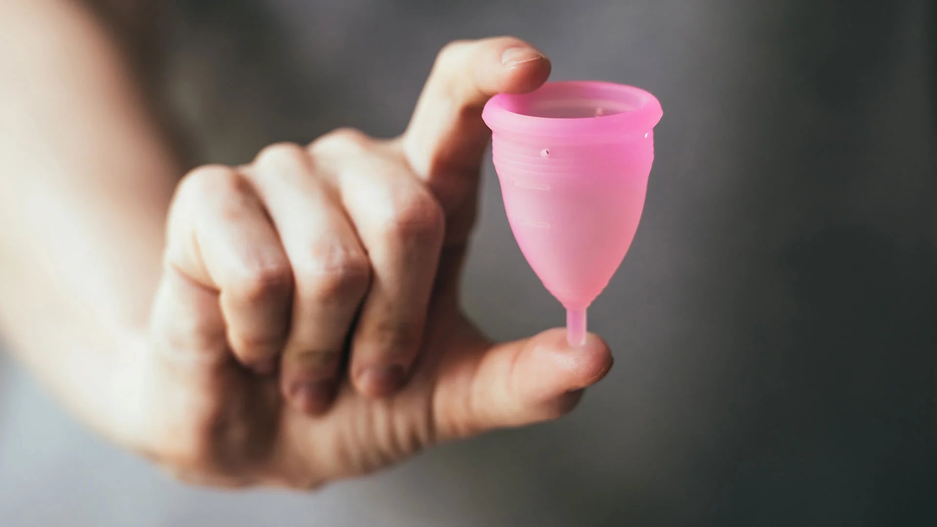 Las copas menstruales son dispositivos flexibles con forma de campana, hechos de silicona, goma o látex que se insertan en la vagina para recoger la sangre menstrual (Shutterstock)