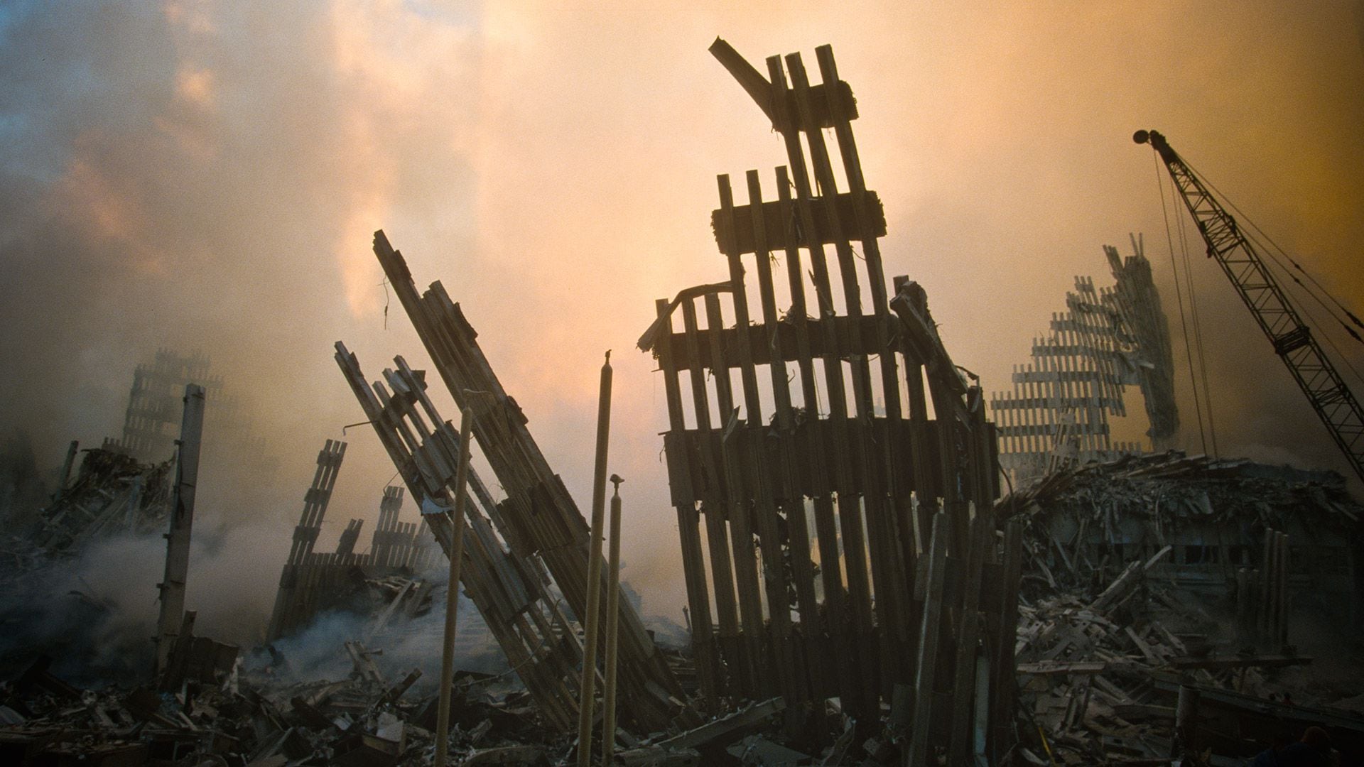 Como fantasmas en la niebla, los escombros del WTC estuvieron varios meses recordando el atentado, hasta que fueron removidos. Hoy, una fuente homenajea a las 3.000 víctimas. (Photo by Porter Gifford/Corbis via Getty Images)