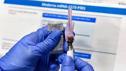 Personal médico prepara una dosis de la vacuna desarrollada por Moderna, que debe mantenerse congelada hasta su aplicación (AP)