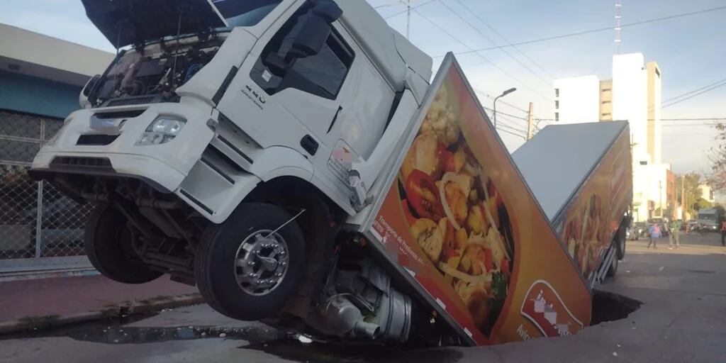 Córdoba: un camión cargado con toneladas de pollo cayó adentro de un enorme pozo
