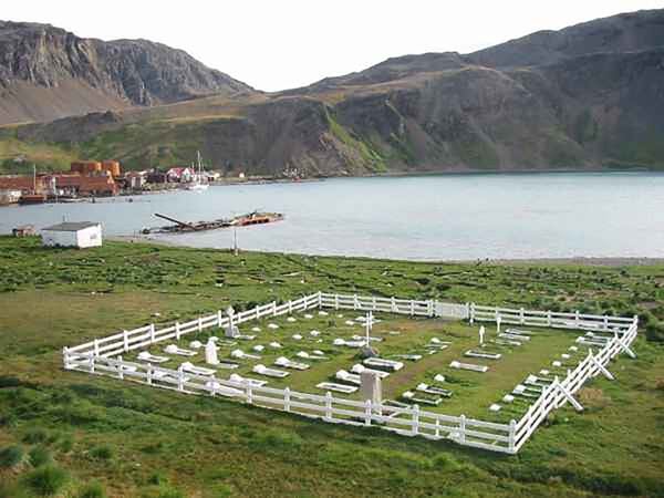Cementerio de Grytviken, en Georgias, donde descansan los restos del Ãºnico hÃ©roe argentino enterrado en Georgias del Sur.