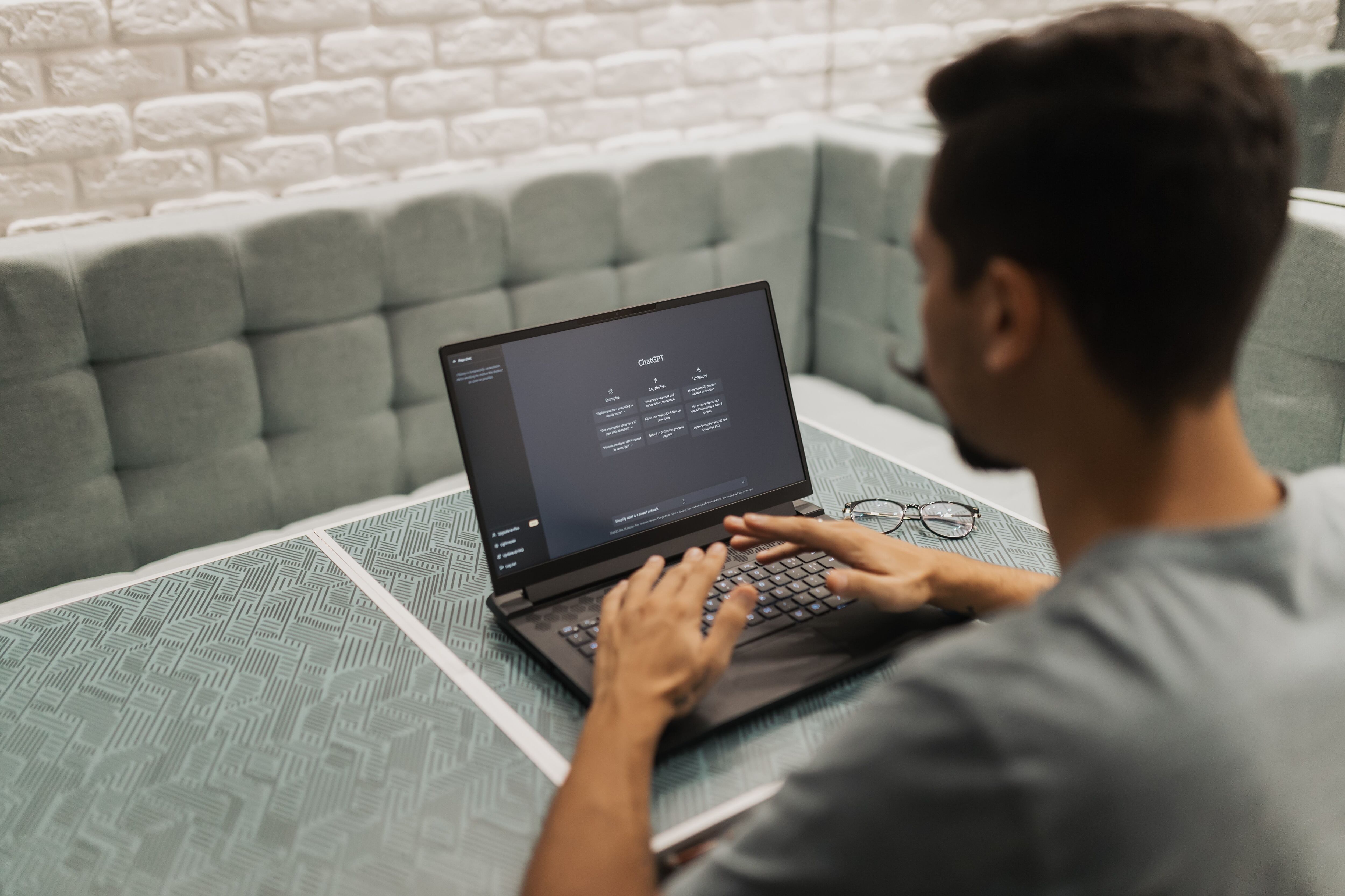La alucinación se genera por la creatividad que tienen los chatbots y sus modelos de lenguaje. (Pexels)