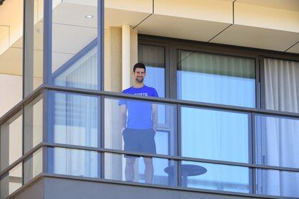 Novak Djokovic, asomado al balcón de su habitación durante su cuarentena al llegar a Melbourne (Foto: REUTERS)