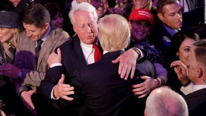 Los hermanos Robert y Donald Trump abrazado luedo de la elecciones de 2015