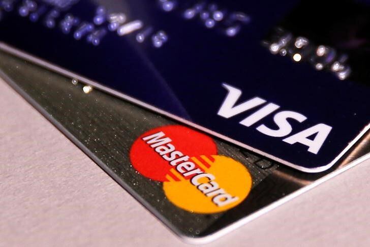 Ilustración fotográfica con tarjetas de crédito de MasterCard y Visa. 
REUTERS/Maxim Zmeyev