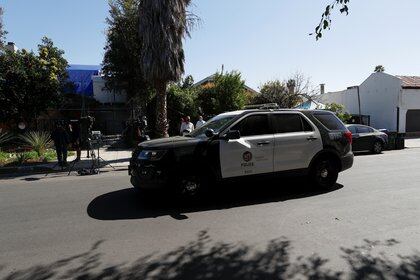 Un coche de policía pasa por el lugar donde el paseador de perros de Lady Gaga fue baleado y dos de sus perros fueron robados en Los Ángeles, California, el 25 de febrero de 2021. REUTERS/Mario Anzuoni