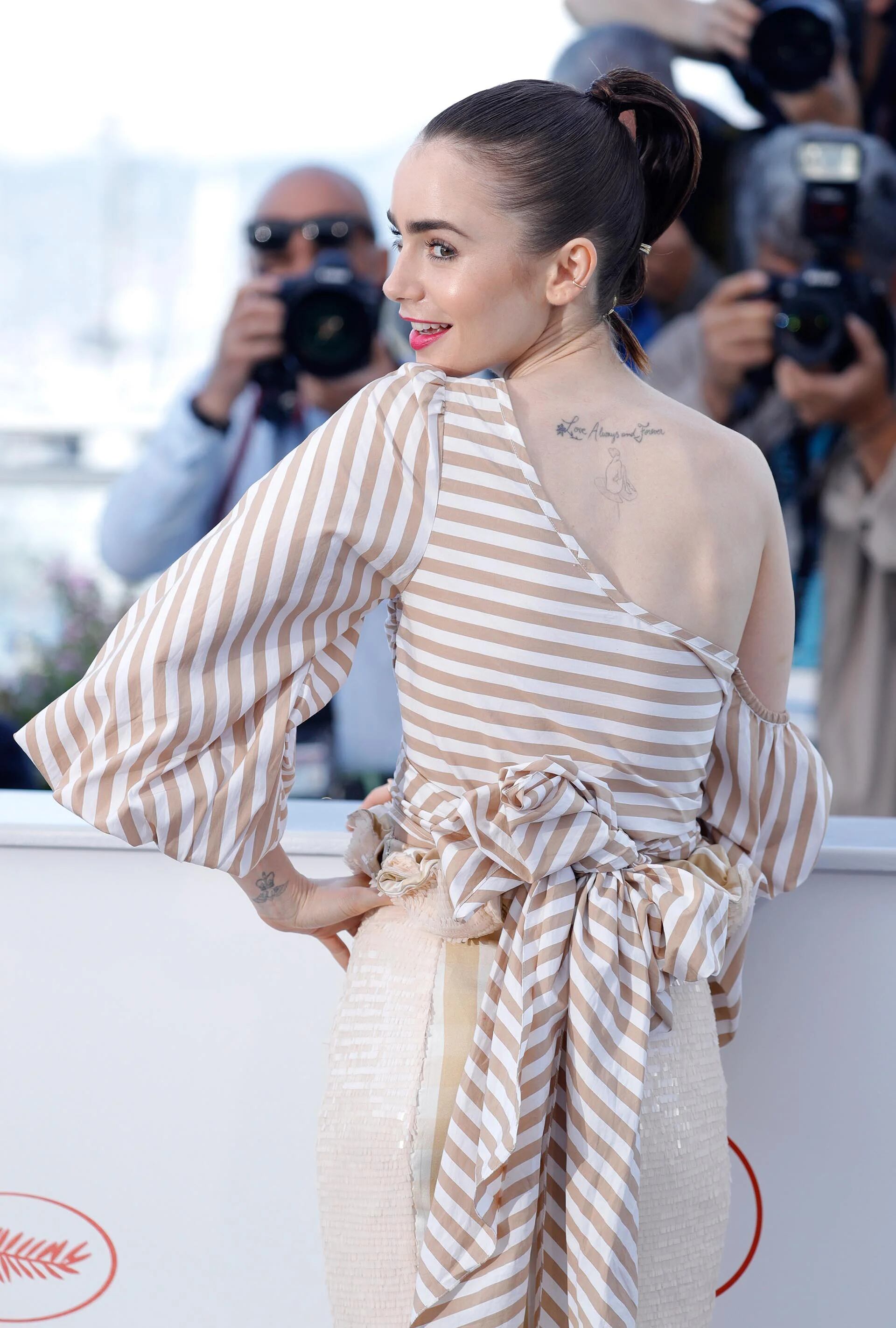 La actriz Lily Collins para la cita del film  “Okja”  con un recogido moderno en cola alta con terminación (Andreas Rentz/Getty Images)