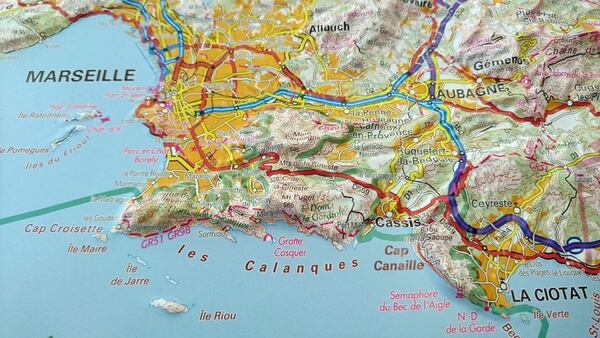 Abajo, a la izquierda, la costa de Calanques y la isla de Riou delimitan la zona donde cayó el avión de Saint-Exupéry, al sur de Francia, frente a Marsella
