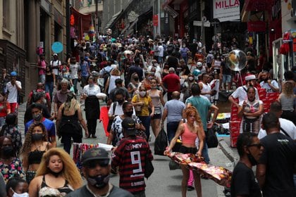 Decenas de personas en San Pablo, Brasil caminan, muchas de ellas sin barbijo o utilizándolo mal - REUTERS/Amanda Perobelli