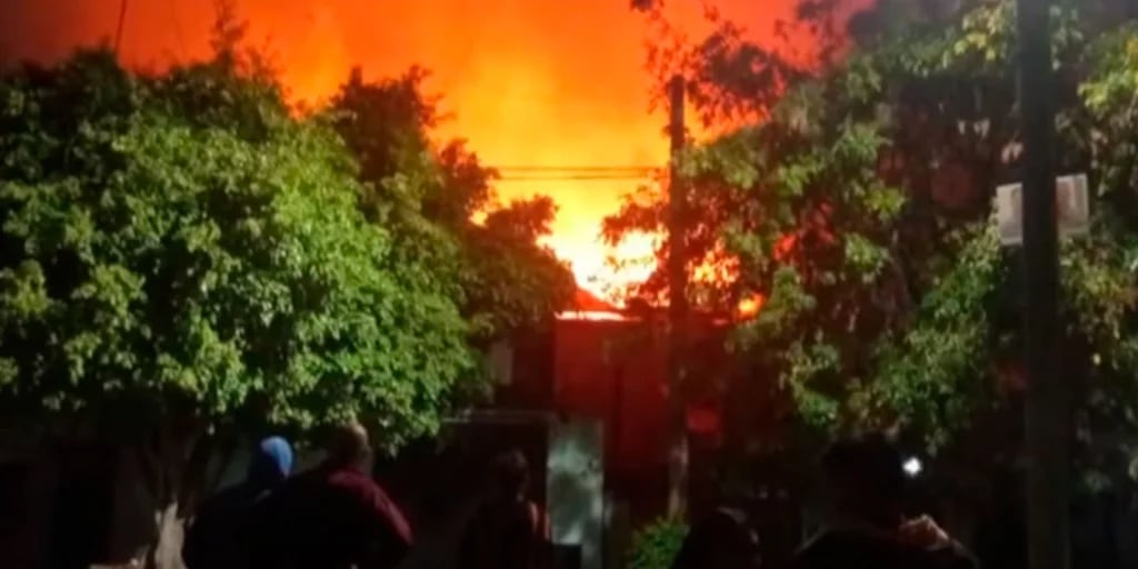 Voraz incendio en una distribuidora de cervezas en Lanús: las llamas alcanzaron varios metros de altura